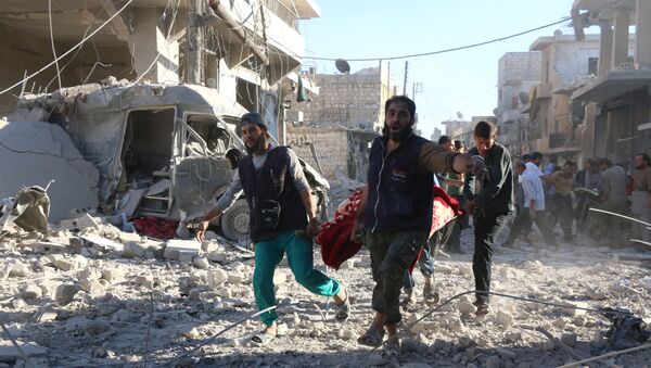 Syrian volunteers carry an injured person on a stretcher following Syrian government forces airstrikes on the rebel held neighbourhood of Heluk in Aleppo, on September 30, 2016 - Sputnik Brasil