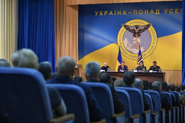 Pyotr Poroshenko se apresenta na tribuna tendo como fundo o novo emblema da inteligência militar ucraniana - Sputnik Brasil