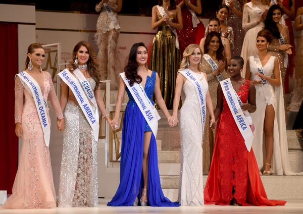 inco vencedoras do concurso de beleza Miss Internacional 2016. Miss Hawaii Guinevere Davenport foi eleita como Miss Internacional Oceania (à esquerda), Miss Equador Ivanna Abad como Miss Internacional América (segunda da esquerda), Miss Hong Kong Kelly Yeuk Lam Chan como Miss Internacional Ásia (centro), Miss Holanda Melissa Scherpen como Miss Internacional Europa (segunda da direita) e Miss Sierra Leone Maseray Zelda Swarray como Miss Internacional África. - Sputnik Brasil