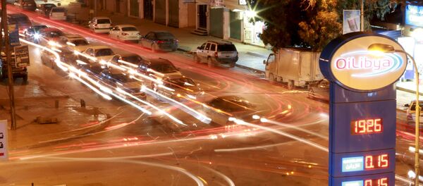 Cars are seen outside an OiLibya fuel station in Benghazi, Libya January 29, 2016. - Sputnik Brasil