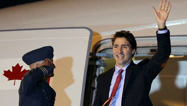 Canadian Prime Minister Justin Trudeau waves to the media upon his arrival at Ninoy Aquino International Airport, Manila November 17, 2015, to attend the Asia-Pacific Economic Cooperation (APEC) summit - Sputnik Brasil