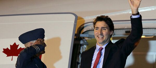Canadian Prime Minister Justin Trudeau waves to the media upon his arrival at Ninoy Aquino International Airport, Manila November 17, 2015, to attend the Asia-Pacific Economic Cooperation (APEC) summit - Sputnik Brasil