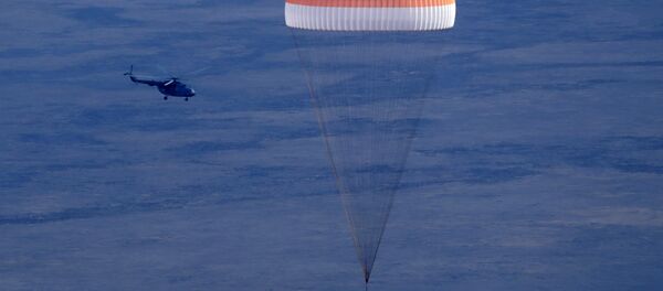 Cápsula da Soyuz MS-01 aterrissando no Cazaquistão com os astronautas da EEI - Sputnik Brasil