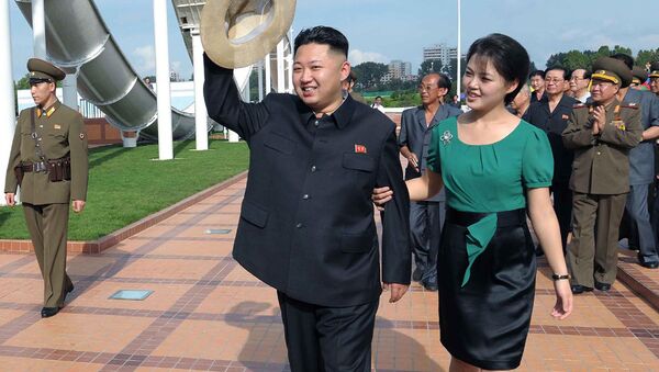Quinta-feira, julho 26, 2012, líder norte-coreano Kim Jong Un acompanhado por sua esposa Ri Sol-ju em Pyongyang. - Sputnik Brasil