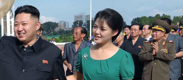 O líder norte-coreano Kim Jong-un acompanhado por sua esposa Ri Sol-ju - Sputnik Brasil
