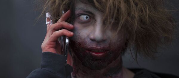 Centenas de moradores do México participaram no sábado do desfile anual de zumbis - Sputnik Brasil