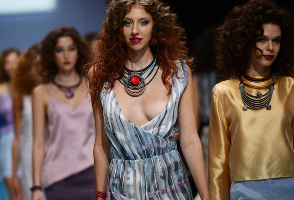 Desfile de moda da nova coleção da marca RinaR no âmbito da semana de moda em Moscou Made in Russia - Sputnik Brasil