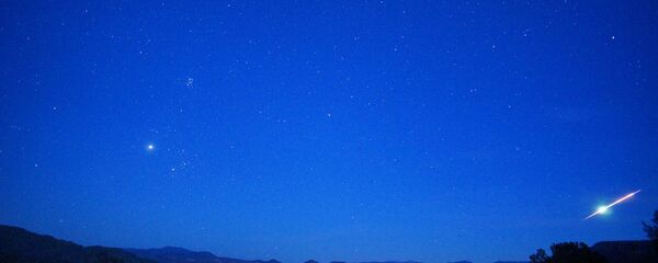 Bola de fogo em céu neturno - Sputnik Brasil