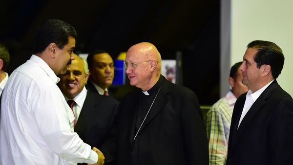 Conselheiro Pontifício do Vaticano para as Comunicações Sociais, Dom Claudio Maria Celli, aperta a mão do presidente da Venezuela, Nicolas Maduro. Caracas, 30 de outubro de 2016 - Sputnik Brasil