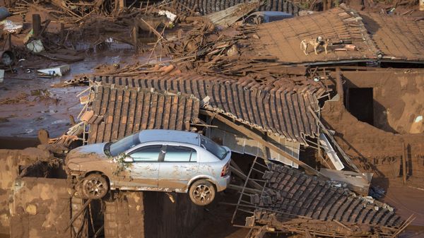 Um carro sobre ruínas de Bento Rodrigues, em 6 de novembro de 2015, no dia seguinte ao rompimento de barragem de Fundão - Sputnik Brasil