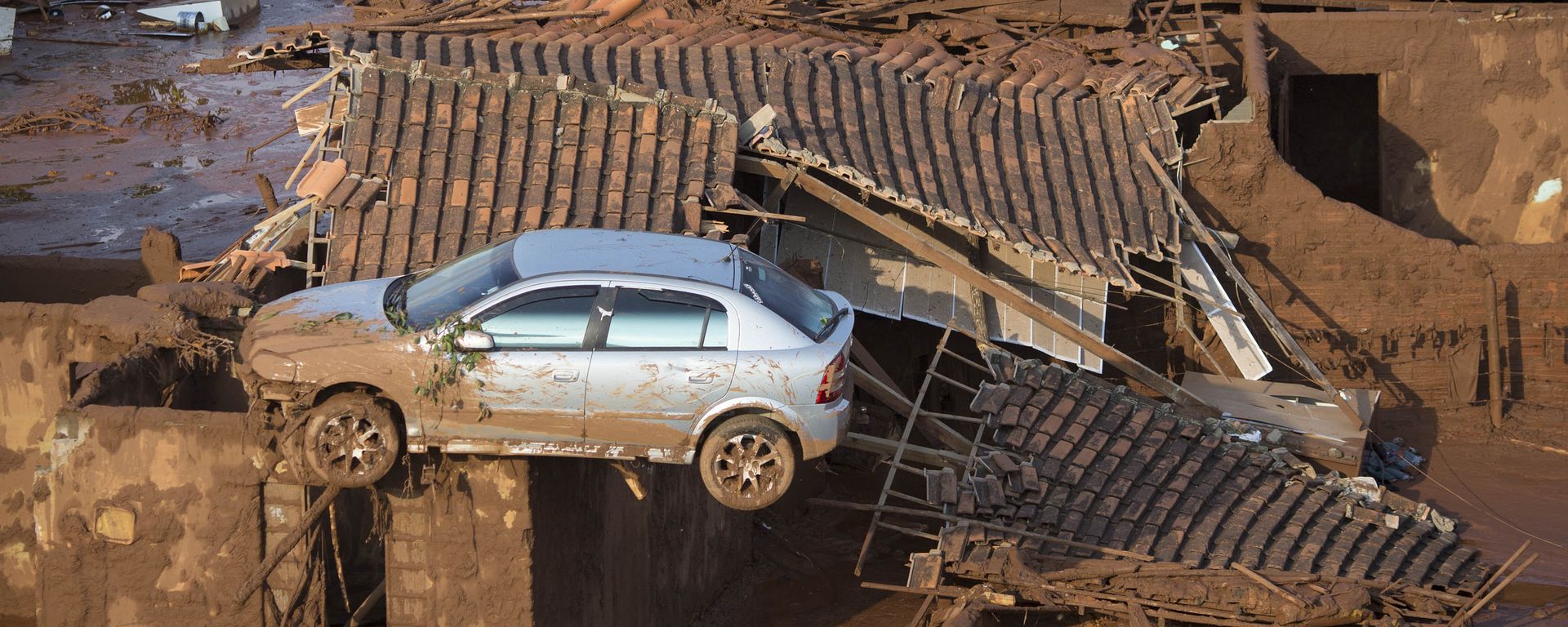 Um carro sobre ruínas de Bento Rodrigues no dia seguinte ao rompimento de barragem de Fundão. Minas Gerais, 6 de novembro de 2015 Um carro sobre ruínas de Bento Rodrigues no dia seguinte ao rompimento de barragem de Fundão. Minas Gerais, 6 de novembro de 2015 - Sputnik Brasil, 1920, 25.10.2024