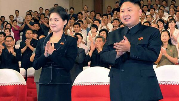 Kim Jong-un e sua esposa, Ri Sol-ju, em abril de 2015 - Sputnik Brasil