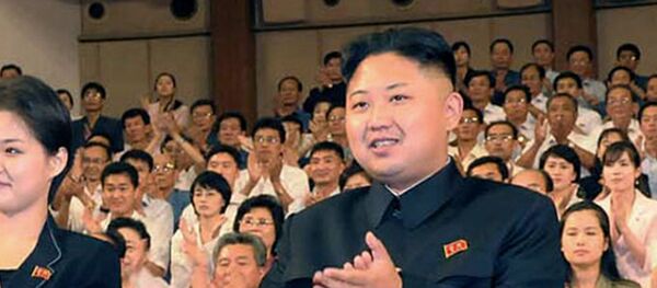 Kim Jong-un e sua esposa, Ri Sol-ju, em abril de 2015 - Sputnik Brasil