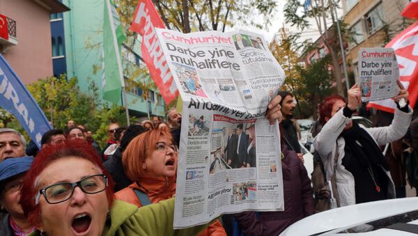Manifestantes com a edição do jornal Cumhuriyet de 31 de outubro de 2016, em protesto contra a detenção do editor-chefe do jornal de oposição - Sputnik Brasil