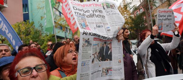 Manifestantes com a edição do jornal Cumhuriyet de 31 de outubro de 2016, em protesto contra a detenção do editor-chefe do jornal de oposição - Sputnik Brasil
