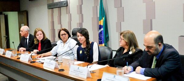 Debate  PEC dos Gastos sobre a educação foi coordenado pela senadora Fátima Bezerra (PT-RN), ao lado da estudante Ana Julia - Sputnik Brasil