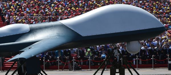 Veículo militar transporta drone de combate chinês na parada militar em hominagem aos 70 anos da vitória na Segunda Guerra Mundial, Pequim, 3 de setembro de 2015 Veículo militar transporta drone de combate chinês na parada militar em hominagem aos 70 anos da vitória na Segunda Guerra Mundial, Pequim, 3 de setembro de 2015 - Sputnik Brasil