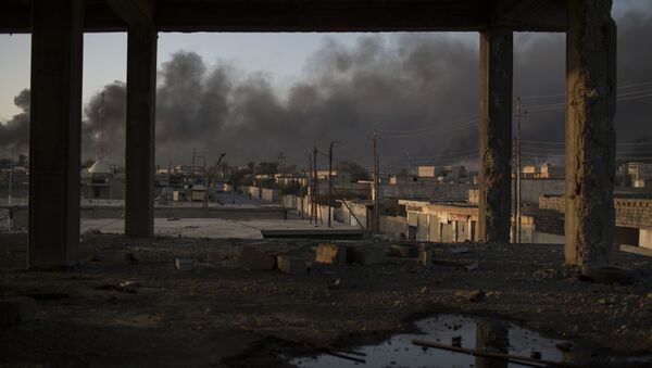 Campos de petróleo de Qayara, a 50 km de Mossul, ardem em 31 de outubro de 2016, duas semanas depois do início da operação militar contra esta capital do Daesh no Iraque - Sputnik Brasil