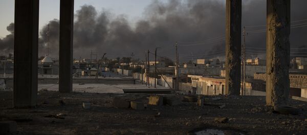 Campos de petróleo de Qayara, a 50 km de Mossul, ardem em 31 de outubro de 2016, duas semanas depois do início da operação militar contra esta capital do Daesh no Iraque - Sputnik Brasil