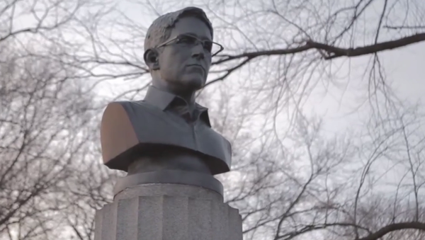 Busto de Edward Snowden criado por artistas anônimos em Nova York - Sputnik Brasil