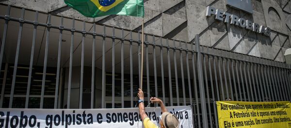 Manifestante com bandeira do Brasil na sede da Petrobras - Sputnik Brasil