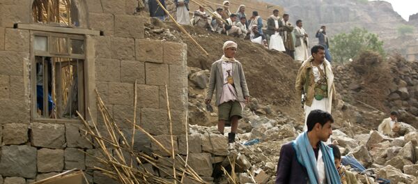 Iemenitas andam sobre destroços de casas destruidas pelos bombardeios sauditas perto da capital Sanaa Iemenitas andam sobre destroços de casas destruidas pelos bombardeios sauditas perto da capital Sanaa - Sputnik Brasil
