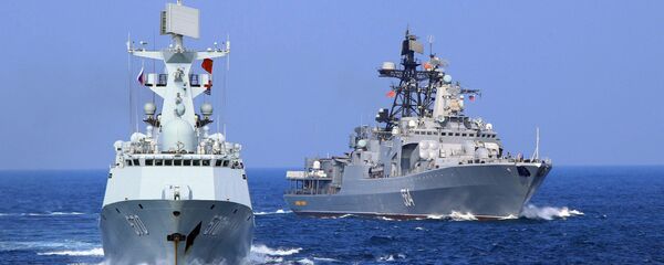 Navio chinês Huangshan, à esquerda, ao lado do navio antissubmarino russo Almirante Tributs Navio chinês Huangshan, à esquerda, ao lado do navio antissubmarino russo Almirante Tributs - Sputnik Brasil