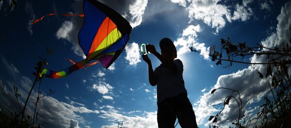 Menino lança pipa - Sputnik Brasil