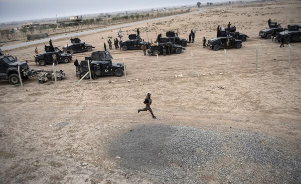 Representantes do Serviço de Сombate ao Еerrorismo do Iraque (CTS) perto do povoado de Bazwaya, zona leste da cidade de Mossul, durante a terceira semana da ofensiva que visa retomar o baluarte do Daesh, 31 de outubro de 2016 - Sputnik Brasil