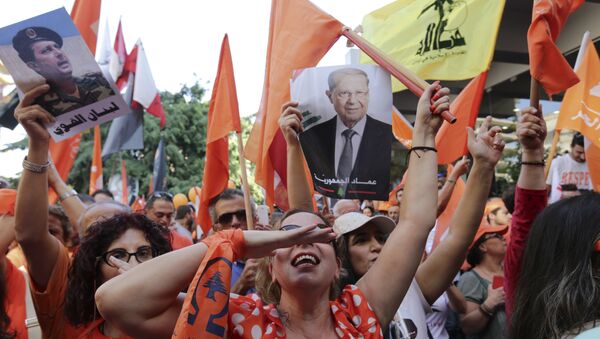Os partidários do líder cristão Michel Aoun com imagens dele, bandeiras libanesas e bandeiras do Hezbollah comemoram a eleição do novo presidente, em Beirute, Líbano, segunda-feira, 31 de outubro de 2016 - Sputnik Brasil