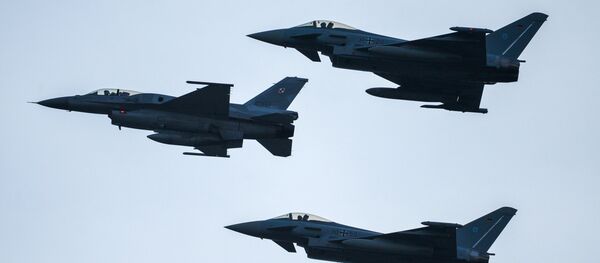 Caças F-16 da FA da Polônia junto com Eurofighter Typhoon da Alemanha durante a cúpula da OTAN em Varsóvia - Sputnik Brasil