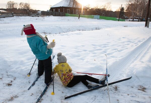 Crianças esquiam nas ruas de Berezovka que estão cobertas de neve - Sputnik Brasil