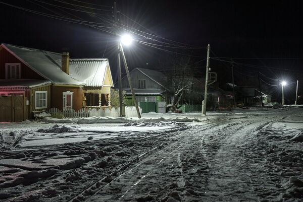 O branco da neve reflete as luzes dos postes das ruas de Berezovka - Sputnik Brasil