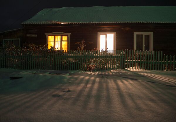 Casa coberta de neve na aldeia Berezovka - Sputnik Brasil