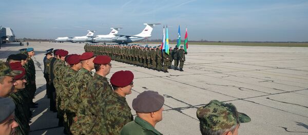 Militares russos e bielorrussos no aeródromo de Batajnica, Sérvia, 2 de novembro de 2016 Militares russos e bielorrussos no aeródromo de Batajnica, Sérvia, 2 de novembro de 2016 - Sputnik Brasil