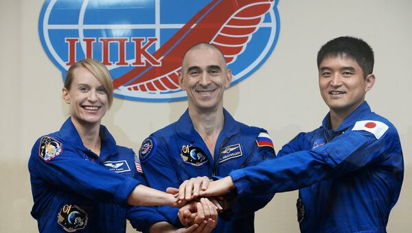 Membros da tripulação de astronautas da expedição à EEI norte-americana Ketlin Rubens, o russo Anatoly Ivanishin, o japonês Takuya Onishi antes do lançamento, Cazaquistão, julho de 2016 - Sputnik Brasil