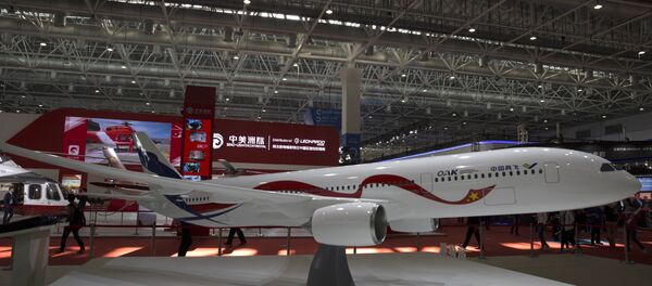 Avião do projeto conjunto russo-chinês na exposição do show aéreo em Zhuhai, China, 3 de novembro de 2016 - Sputnik Brasil