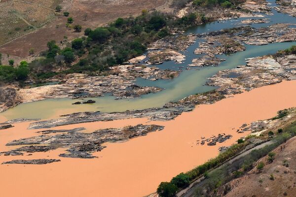 Rompimento de barragem em Bento Rodrigues há um ano provocou danos ambientais imensuráveis. - Sputnik Brasil