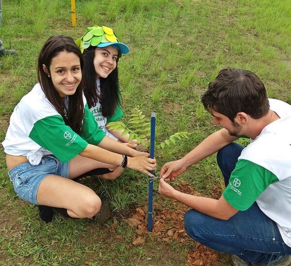 Gabriel Estevam Domingos e voluntárias fazendo o plantio Gabriel Estevam Domingos e voluntárias fazendo o plantio - Sputnik Brasil