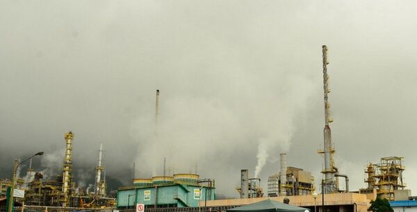 A fumaça saindo de refinaria de Cubatão, no litoral de São Paulo A fumaça saindo de refinaria de Cubatão, no litoral de São Paulo - Sputnik Brasil