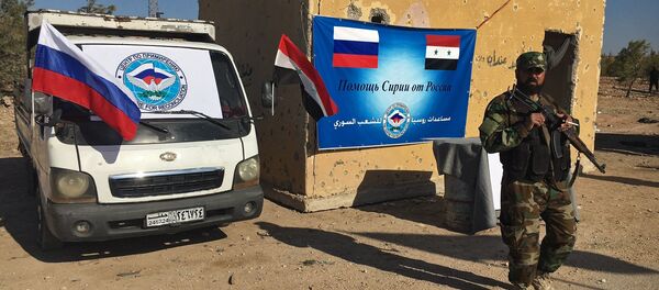 Os policiais no corredor humanitário na estrada Castello - Sputnik Brasil