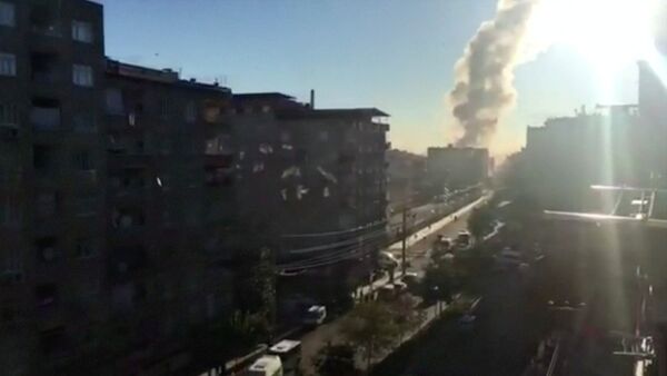 Fumaça é vista no local da explosão no centro de Diyarbakir, no sudeste da Turquia - Sputnik Brasil