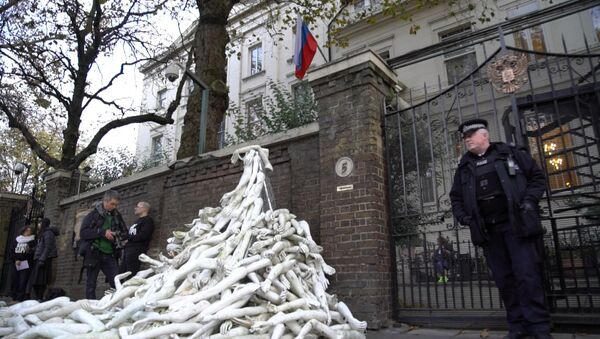 Braços artificiais na entrada da embaixada russa em Londres - Sputnik Brasil