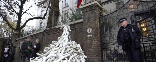 Braços plásticos no portão da embaixada russa em Londres - Sputnik Brasil
