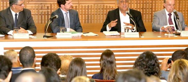 Em coletiva à imprensa, Governador Luiz Fernando Pezão anuncia Pacote de Medidas contra crise no Rio Em coletiva à imprensa, Governador Luiz Fernando Pezão anuncia Pacote de Medidas contra crise no Rio - Sputnik Brasil