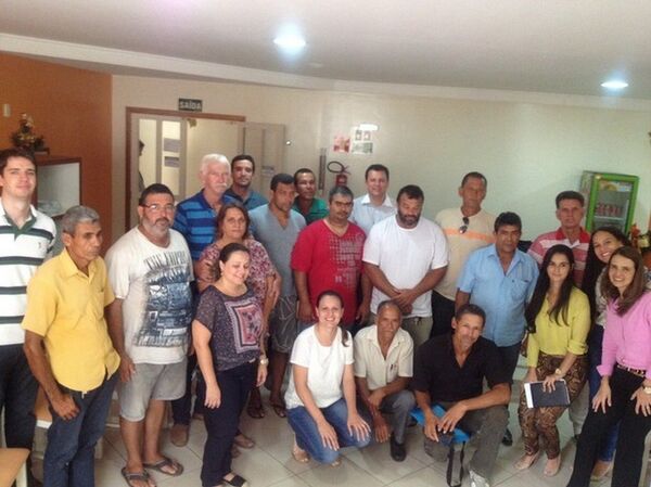 Rodolfo Zulske, (de blusa listrada azul) e outras lideranças de pescadores reunidos em Resplendor com a Samarco - Sputnik Brasil