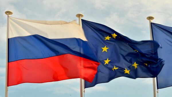 Bandeiras da Rússia e da UE (foto de arquivo) - Sputnik Brasil