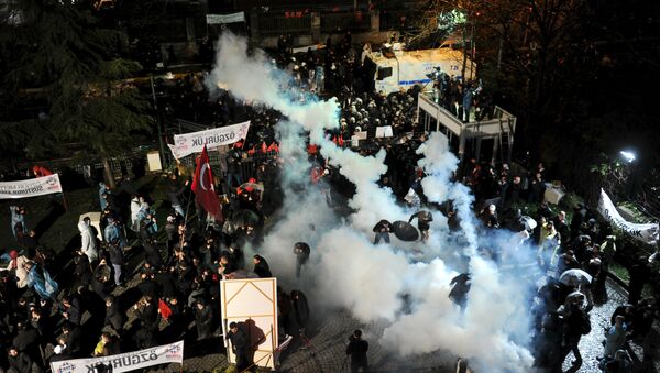 Polícia turca usando gás lacrimogêneo para dispersar manifestantes (foto de março de 2016) - Sputnik Brasil