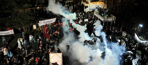 Polícia turca usando gás lacrimogêneo para dispersar manifestantes (foto de março de 2016) - Sputnik Brasil