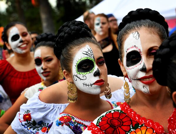 Participantes do desfile anual de trajes durante o Dia dos Mortos - Sputnik Brasil